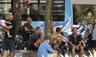 Nhiều người dân Hà Nội vẫn không đeo khẩu trang khi ra ngoài đường. Ảnh: Như Ý