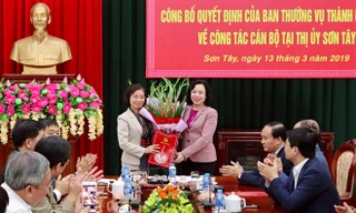 Phó Bí thư Thường trực Thành ủy Hà Nội Ngô Thị Thanh Hằng trao quyết định cho đồng chí Phạm Thị Thanh Mai (trái)