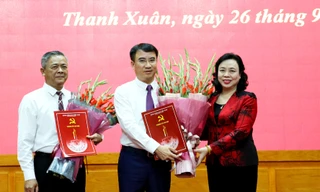 Bà Hằng trao quyết định cho ông Vũ Cao Minh và ông Nguyễn Xuân Lưu