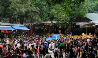 Biển người chen chân trẩy hội chùa Hương