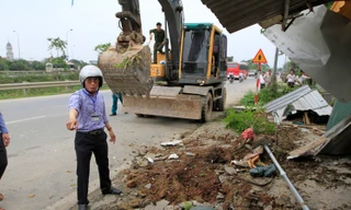Hà Nội: Cận cảnh máy xúc bẻ cây, đập nhà tạm…đòi lại vỉa hè