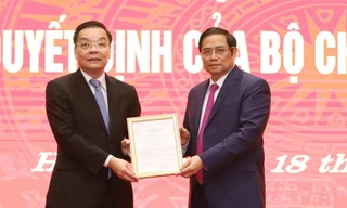 Trưởng Ban Tổ chức T.Ư Phạm Minh Chính thay mặt Bộ Chính trị trao quyết định cho ông Chu Ngọc Anh. Ảnh: Như Ý