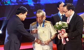 Bí thư Thành ủy Hoàng Trung Hải và Chủ tịch UBND TP Nguyễn Đức Chung trao danh hiệu công dân Thủ đô ưu tú cho anh hùng La Văn Cầu. Ảnh: Vietnamnet