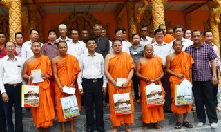 Bí thư Sóc Trăng thăm, chúc mừng Lễ Sene ĐôlTa của đồng bào Khmer