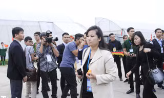 Nhìn gần nhan sắc nữ ca sĩ quyền lực nhất Triều Tiên đang ở Việt Nam