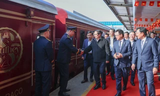 Thủ tướng kiểm tra ga Hà Nội, mừng tuổi khách đi tàu