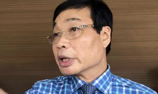 Ông Cường trao đổi với phóng viên