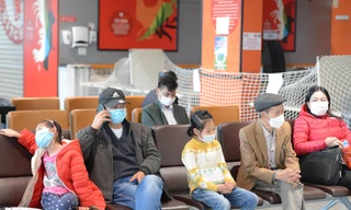 Người thân chờ đón người Việt về từ Ukraine. Ảnh: Dương Triều