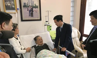 Trưởng Ban Tuyên giáo T.Ư Võ Văn Thưởng thăm thầy thuốc Lê Đăng Hà - Ảnh: Trường Phong