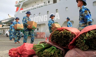 Vận chuyển hàng hóa chuẩn bị cho cán bộ, chiến sĩ và nhân dân Trường Sa đón Tết