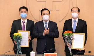 Phó Chủ tịch UBND thành phố Hà Nội Chử Xuân Dũng trao quyết định, tặng hoa chúc mừng hai Phó Giám đốc Sở Y tế Hà Nội