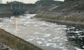 Bất ngờ kênh dẫn nước Yên Sở bọt trắng như băng đổ ra sông Hồng, đơn vị vận hành nói gì?