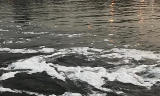 Hà Nội: Bất ngờ kênh dẫn nước Yên Sở bọt trắng như băng đổ ra sông Hồng