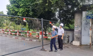 Chốt cứng tại cầu để phân chia vùng phòng chống dịch của Hà Nội