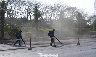 Hà Nội: Thi công vô trách nhiệm, dùng máy thổi bụi bay lên trời