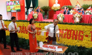 Các đại biểu bỏ phiếu tại ĐH. Ảnh: Cổng thông tin điện tử huyện Quốc Oai