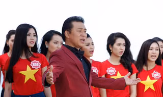 NSƯT Tạ Minh Tâm hát giữa biển cùng dàn thí sinh Hoa hậu