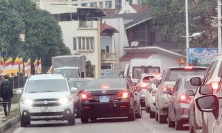 Văn phòng Thành uỷ Hà Nội thông tin xe biển xanh lấn đường, vi phạm luật giao thông