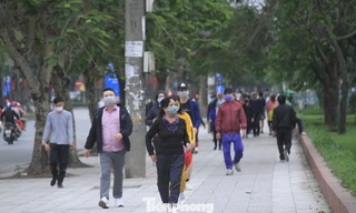 Người dân vẫn ra đường tập thể dục trong thời gian cách ly xã hội. Ảnh: Trường Phong