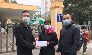 Đại diện báo Tiền Phong trao số tiền hỗ trợ cho mẹ tình nguyện viên Hoàng Văn Tuấn