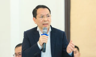 'Làm một bảng quảng cáo ngoài trời khó hơn cả xây nhà máy'