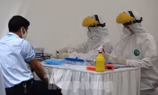 Xét nghiệm nhanh Sars-CoV-2 ở Hà Nội. Ảnh: Hoàng Mạnh Thắng