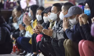 Người dân Hà Nội đeo khẩu trang trong thời gian cao điểm phòng chống COVID-19