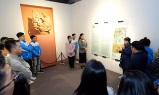 Đại biểu Đại hội Đoàn chiêm ngưỡng hiện vật lịch sử nghìn năm từ lòng đất