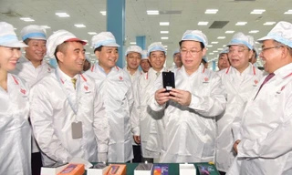 Bí thư Thành ủy Vương Đình Huệ cùng các đại biểu tham quan Nhà máy sản xuất thiết bị điện thông minh Vinsmart, tập đoàn VinGroup (Khu công nghệ cao Hòa Lạc). Ảnh: HNM