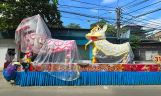 Đoàn xe đèn lồng khổng lồ ở Tuyên Quang 'nằm bất động' trong bão lũ