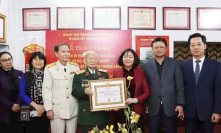 Bí thư Hà Nội trao Huy hiệu 85 năm tuổi Đảng tặng Thiếu tướng Huỳnh Đắc Hương
