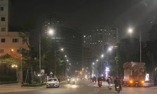 Bật thêm đèn, tuyến đường trăm tỷ giữa Thủ đô 'bừng sáng'