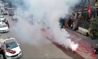 Cảnh pháo nổ đỏ đường tại đám cưới ở Sóc Sơn.