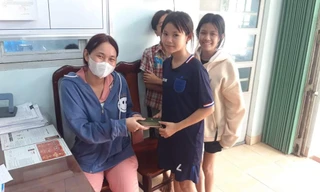 Nhặt được ví cùng dây chuyền vàng, 3 cháu bé nhờ công an trả lại người đánh rơi