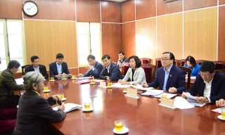 Bí thư thành ủy Hà Nội lắng nghe công dân trình bày tại buổi gặp