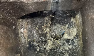 Xả nước váng mỡ xuống hệ thống thoát nước ở Hà Nội, chủ quán miến ngan phải nạo vét cống trả lại nguyên trạng