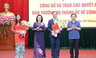 Phó Bí thư Thường trực Thành ủy Hà Nội Ngô Thị Thanh Hằng trao quyết định cho bà Bạch Liên Hương và ông Nguyễn Ngọc Việt. Ảnh: HNM