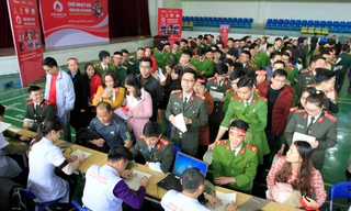 Xếp hàng đăng ký hiến máu Chủ nhật Đỏ ở Bắc Kạn