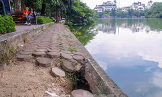 Kè Hồ Gươm hiện xuống cấp nghiêm trọng