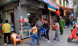 Hà Nội đang ra quân đồng loạt lấy lại vỉa hè cho người đi bộ. Ảnh: Trường Phong