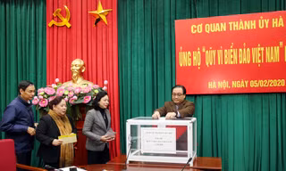 Bí thư Thành ủy Hà Nội Hoàng Trung Hải và lãnh đạo thành phố quyên góp ủng hộ Quỹ vì biển đảo Việt Nam. Ảnh: HNM