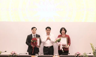 Ông Nguyễn Quốc Hà giữ chức Phó Giám đốc Sở KH&CN Hà Nội (bên trái)