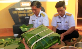 Cận cảnh bánh chưng gói bằng lá bàng vuông ở Trường Sa