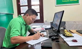 Lai Châu: Lái xe taxi trả lại ví cho khách hàng để quên