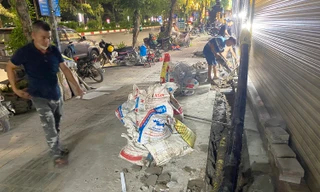 Lại xuất hiện cảnh đục, phá vỉa hè lát đá tự nhiên ở Hà Nội