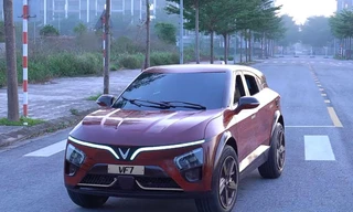 Thợ Việt tự chế xe VinFast VF 7 bằng gỗ có thể đi được