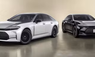 Toyota Crown ra phiên bản đặc biệt hai tông màu như Maybach