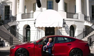 Tổng thống Mỹ Donald Trump mua xe điện Tesla