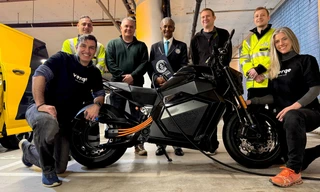 Mẫu xe máy điện lập kỷ lục thế giới về quãng đường di chuyển