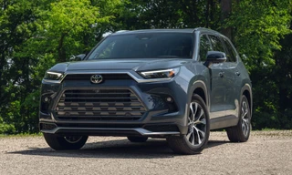 Xe xăng bán chạy, Toyota tiếp tục hoãn sản xuất ô tô điện